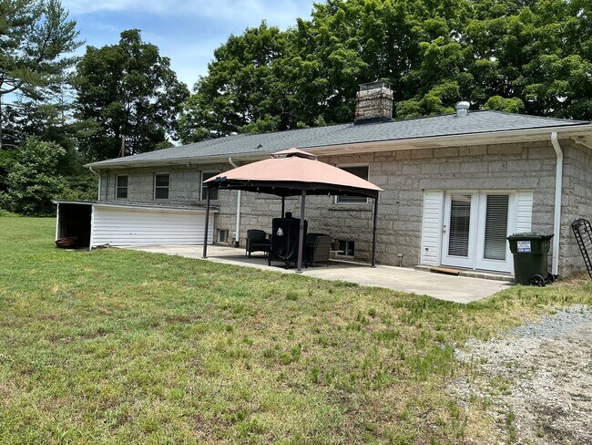 Building Photo - 1048 Shuping Mill Rd