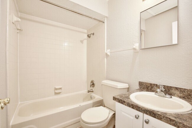 Building Photo - Spacious 2/2 Condo in Hawthorne Village - Orlando! Available Now!