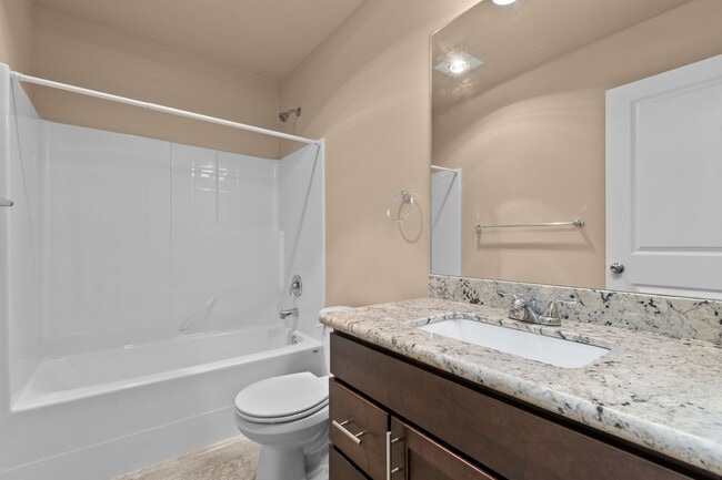 Building Photo - 4Bd/3.5Ba Mountlake Terrace Townhouse