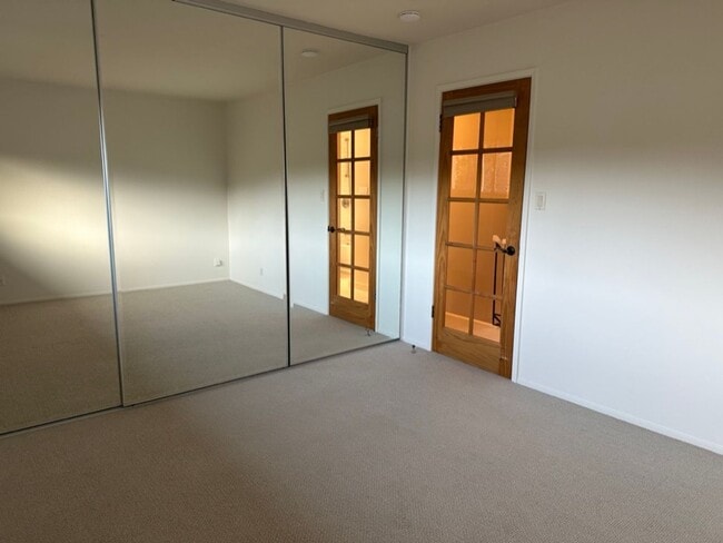 Building Photo - EPIC REA: 2 BR/1 BA Townhome w/ 1 Parking in Great Corte Madera