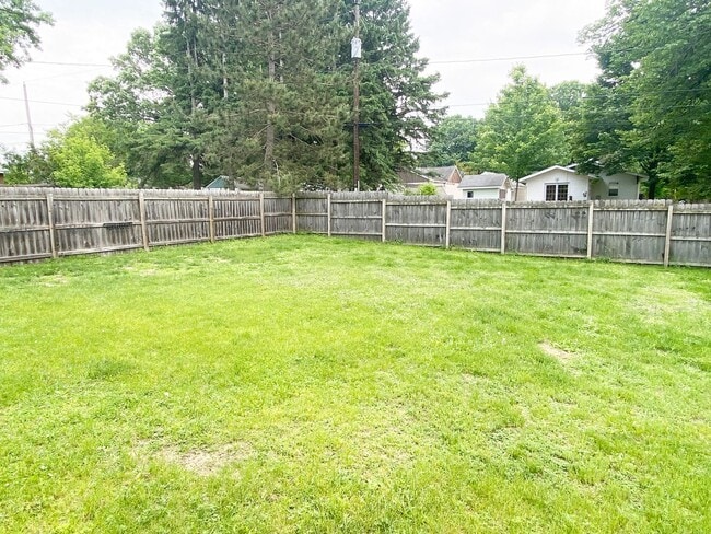 Building Photo - 2-Bedroom, 1-Bath Ranch Style Home - ADA Compliant, Hardwood Floors, & Fenced-In Yard