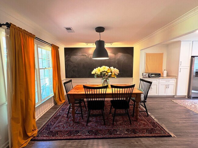 Building Photo - Renovated Home In The Heart Of East Memphis! Fully Fenced Backyard! No Carpet!