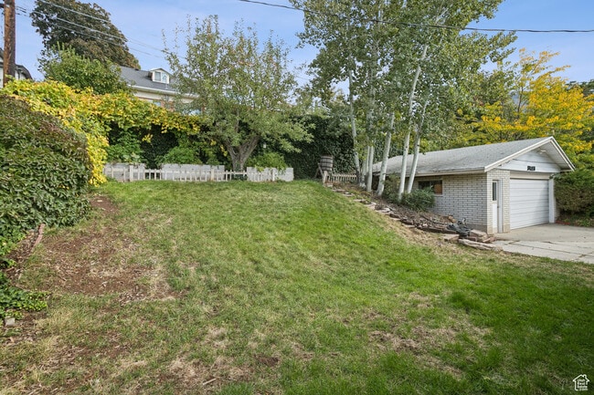 Building Photo - 3485 S Fleetwood Dr