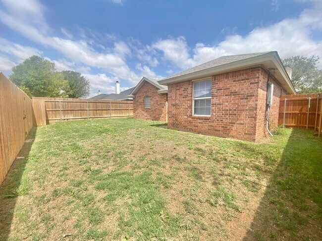 Building Photo - Great 3 bed 2 bath now available in Frensh...