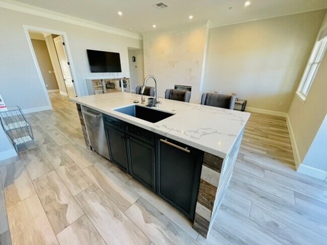 Building Photo - WONDERFULLY UPGRADED “GOLF VILLA” IN: GUAR...