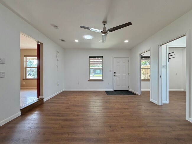 Building Photo - 7103 Twin Crest Dr