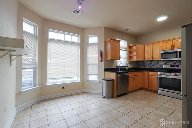 Building Photo - 456 Hancock St