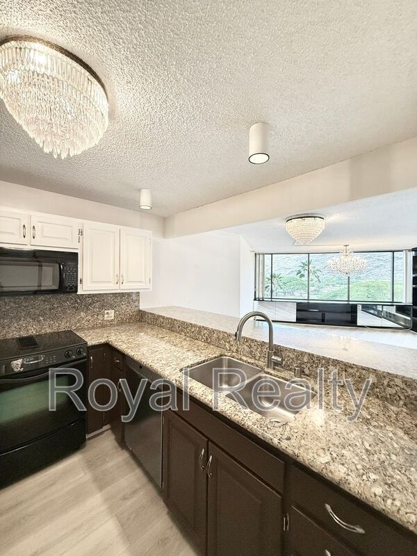 Building Photo - 555 Hahaione St