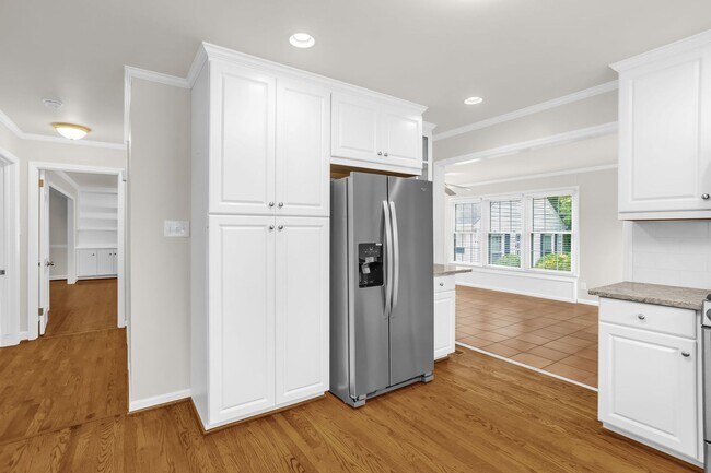 Building Photo - Classic Country Club Elegance