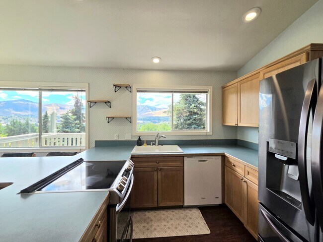Building Photo - Extra Large 4-Bed, 2.5-Bath for Rent in East Wenatchee SD!