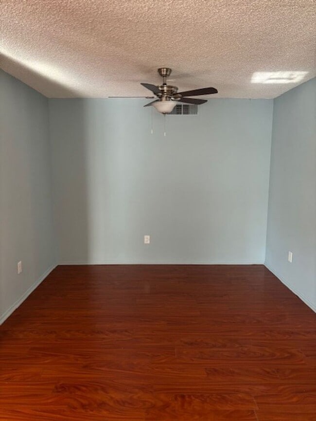 Building Photo - Clean 3 Bedroom / 2 Bathroom Home near Pac...