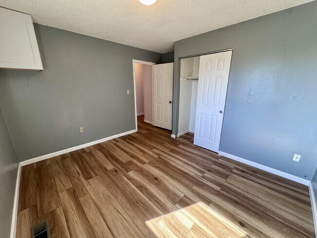 Building Photo - 2507 Rainbow Dr