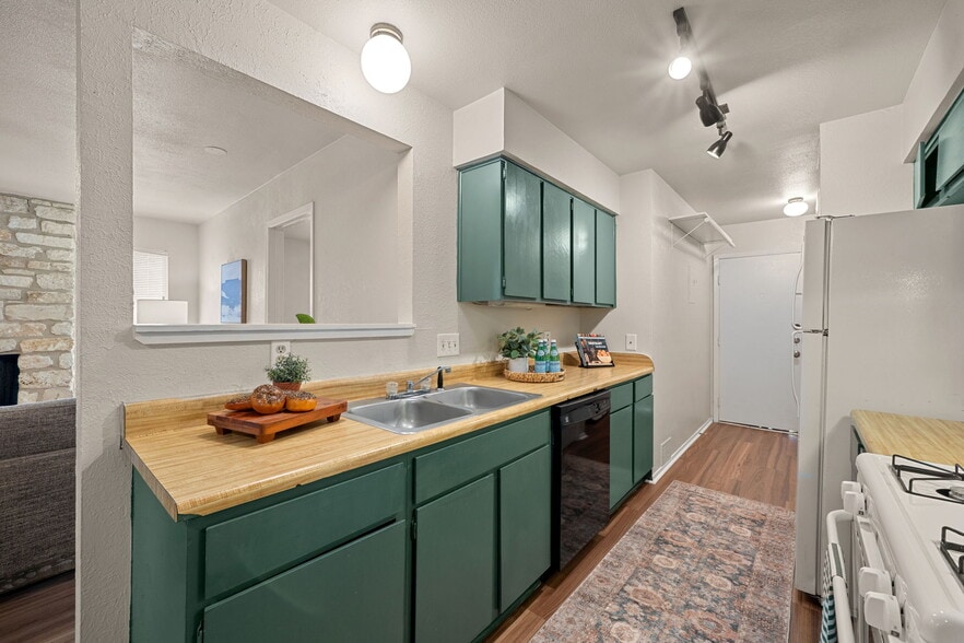 Building Photo - 703 Country Aire Dr