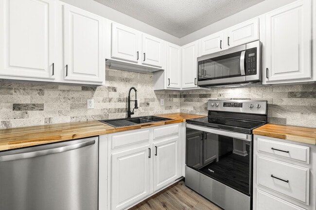 Building Photo - 351 Queens Way