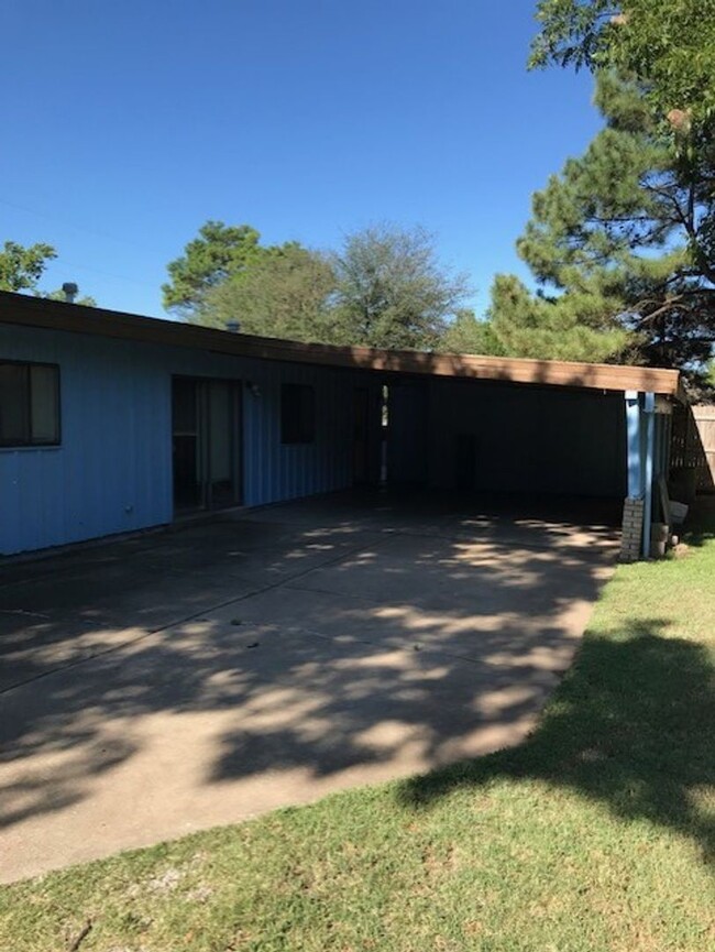 Building Photo - 3 Bedroom 2 bath home on large lot very cl...