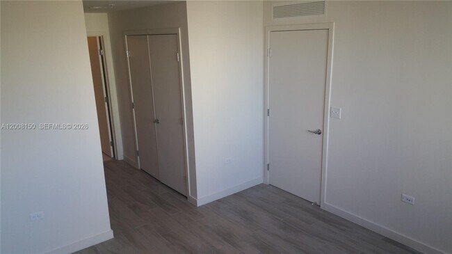 Building Photo - 999 SW 1st Ave