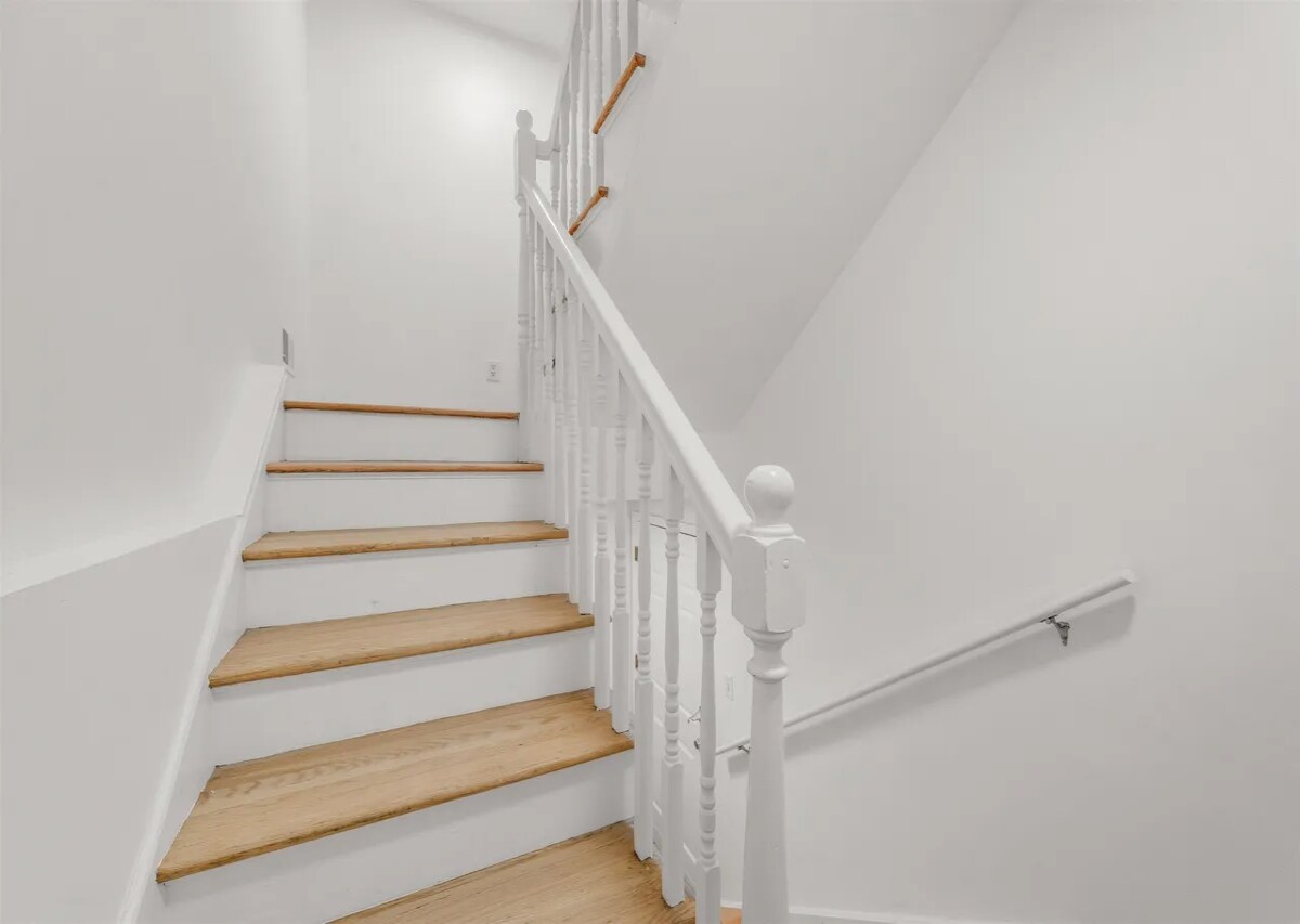 Building Photo - 71 Woodlawn Ave