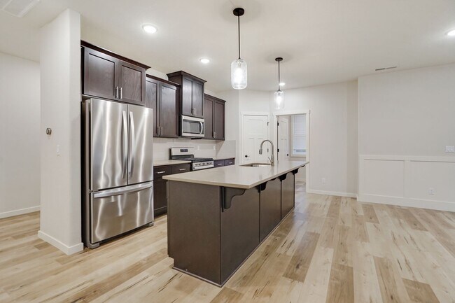 Building Photo - Polished single-level 3 bed, 2 bath home in NE Salem!