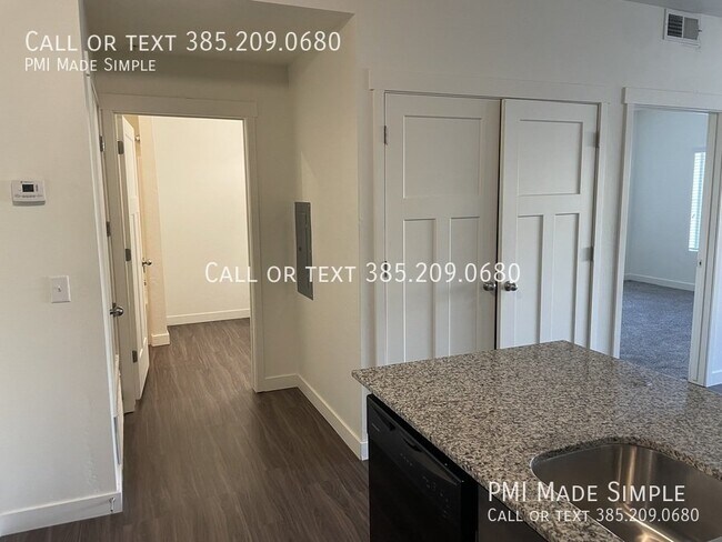 Building Photo - Move In Special! $300 First Months Rent!