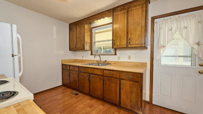 Building Photo - For Rent: 3BR, 1 1/2BA house (Please speak...