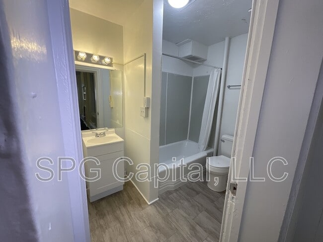 Building Photo - 631 E Market St