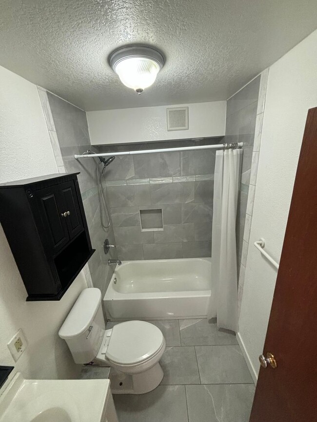 Building Photo - 2 Bedroom / 1 Bathroom / Washer & Dryer in...