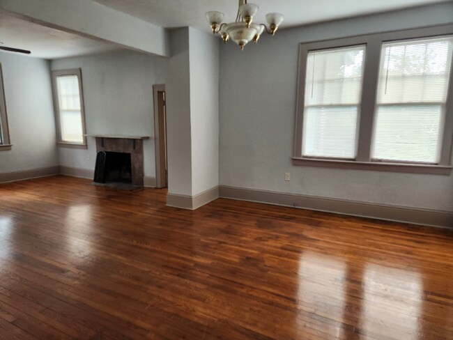 Building Photo - 1302 E Victory Dr