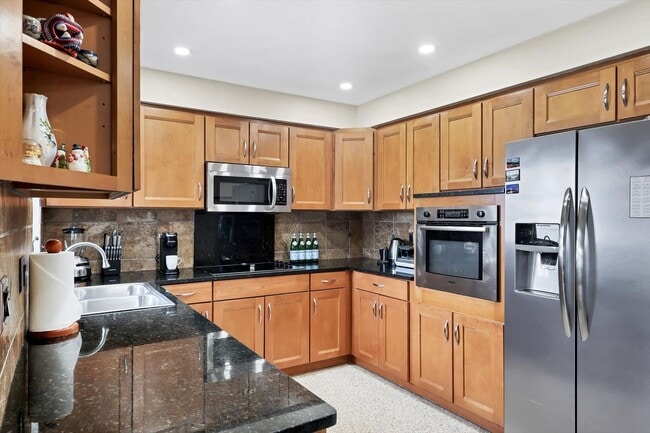 Building Photo - Charming 3 Bed/2 Bath + Den Home in Ringling Park – Minutes to Downtown Sarasota!