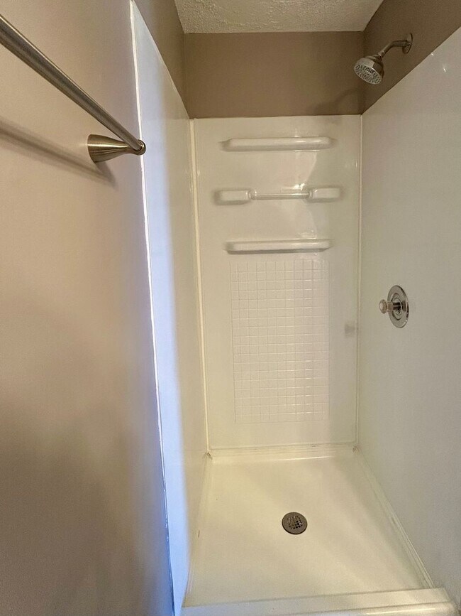 Building Photo - University Spacious 3rd floor Condo