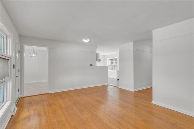 Building Photo - Newly Renovated spacious home with large 2...