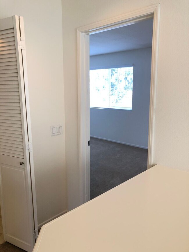 Building Photo - CHARMING 3 BR/2.5 BATH  " TWELVE PICKET LA...