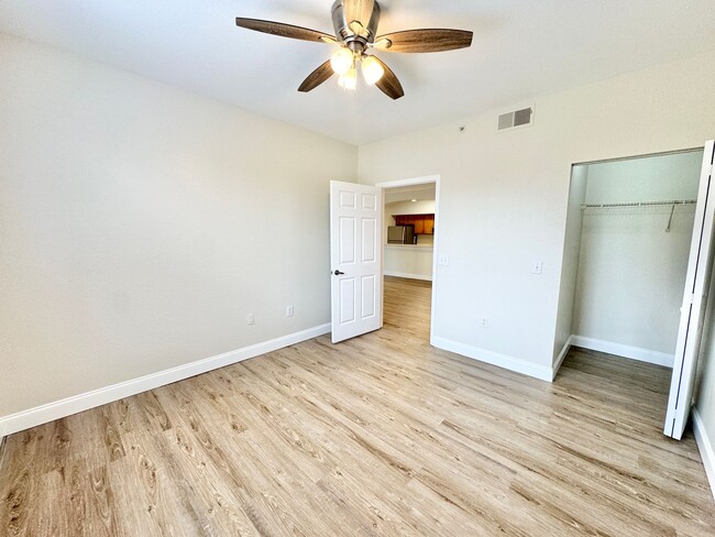 Building Photo - ** FAIRWAY PRESERVE ** 3 BED / 2 BATH COND...
