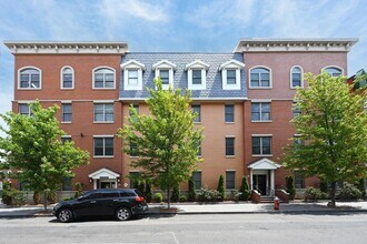 Building Photo - 974 Summit Ave