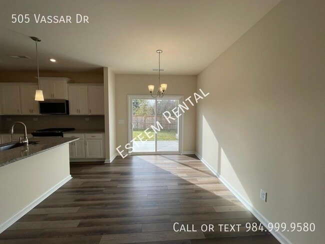 Building Photo - 505 Vassar Dr