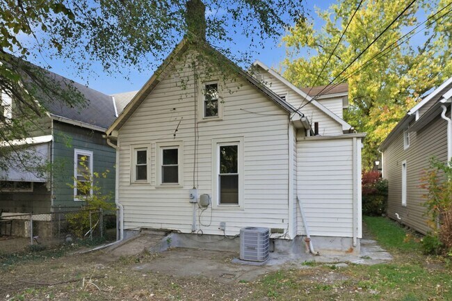 Building Photo - 3-Bed, 2-Bath Home with Large Kitchen & De...