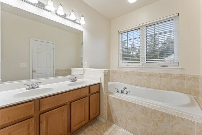 Building Photo - Commuter's Dream! Stylish 3-Bedroom Condo ...