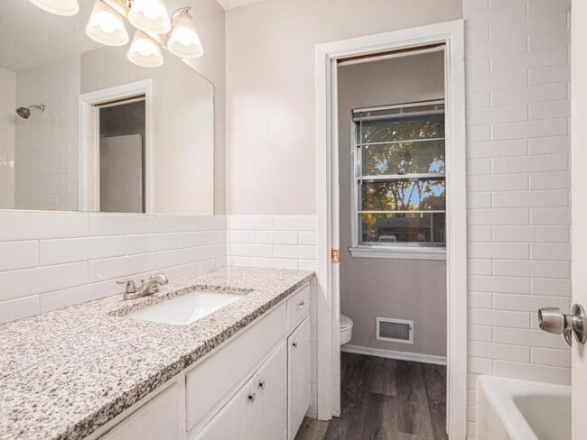 Building Photo - 1008 SW 14th St Terrace