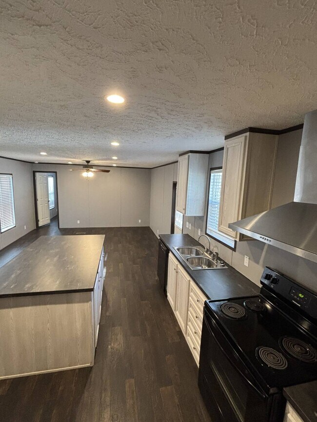 Building Photo - 3150 Plateau Dr