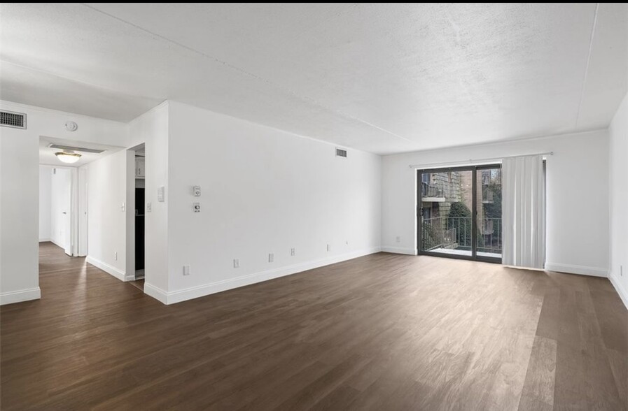 Building Photo - 1232 Forest Green Dr