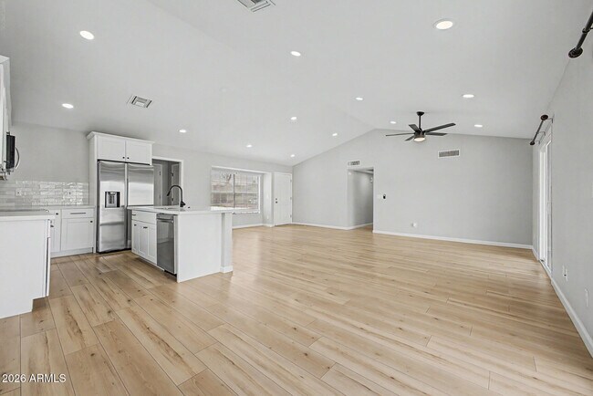 Building Photo - 908 W Ross Ave