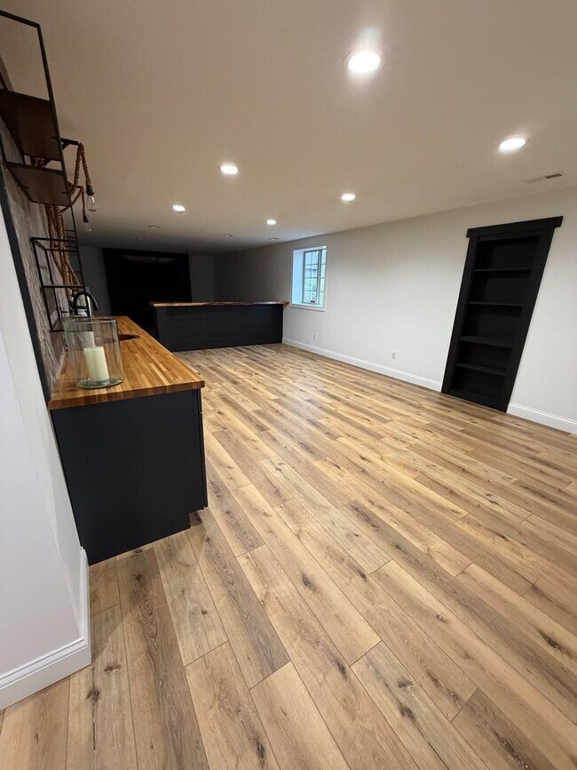 Building Photo - 4 BED 3 1/2 BATH HOUSE