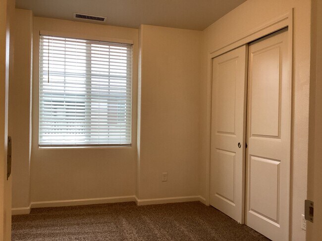 Building Photo - 6319 E Creek View Ln