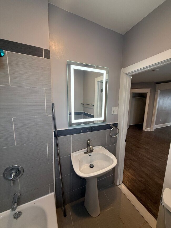 Building Photo - 514 W Champlost Ave