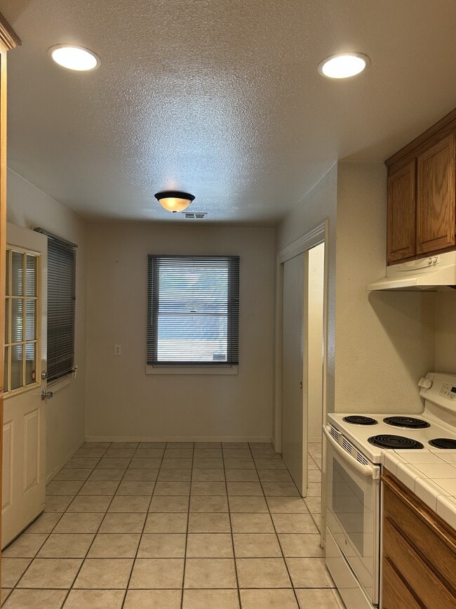 Building Photo - 1334 Grape Ave