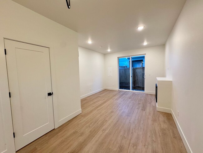 Building Photo - TWO WEEKS FREE RENT! Move-in Special! BRAN...