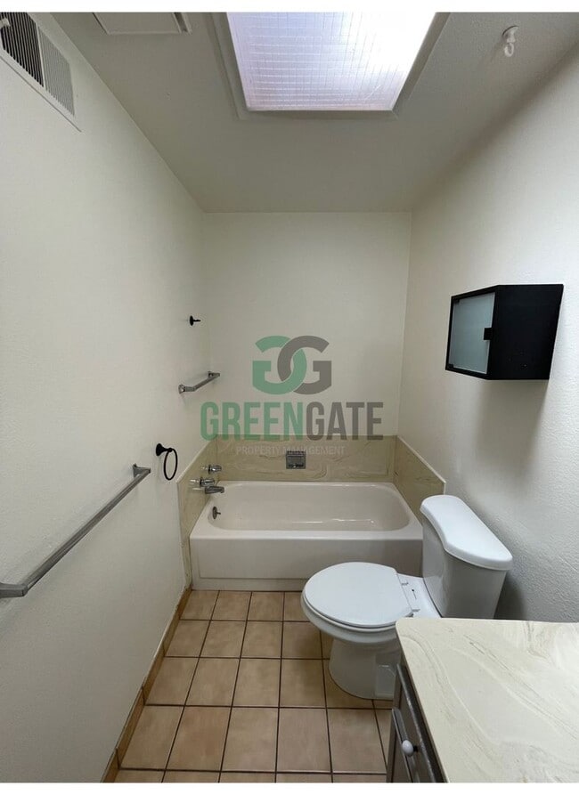 Building Photo - 3 BEDROOM 2 BATH HOME MOVE IN READY IN MODESTO!