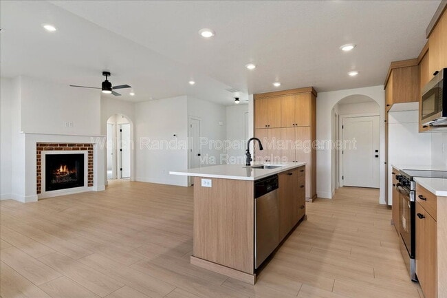 Building Photo - 837 E 3rd N