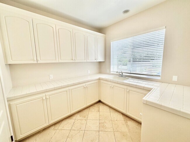 Building Photo - 4286 La Canada Rd