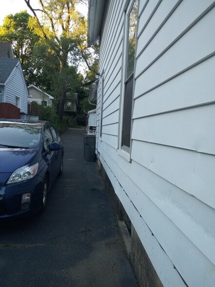 Parking lot - 520 Lawrence Ave