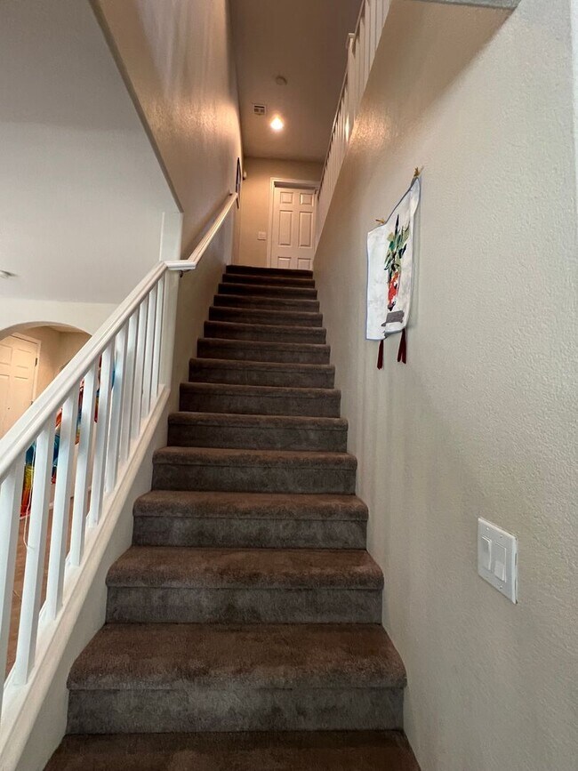 Building Photo - ABSOLUTELY AMAZING! Large 4 bedroom 2 stor...